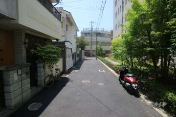 敷地東側の前面道路