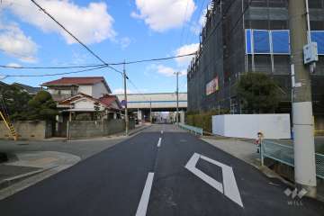 敷地西側の前面道路（南側から）