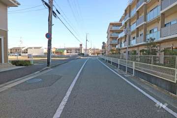 敷地北西側の前面道路（南西側から）