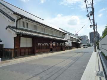 周辺は酒蔵が多く並ぶ歴史を感じさせる町並みです。