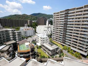 周辺はマンションが多く立ち並ぶ住宅地です。