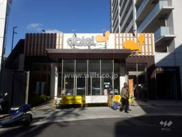 棟内に店舗部分があります。