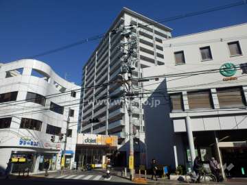 ローレルコート豊中の遠景。周辺は駅前の商業地です。