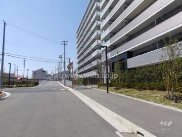 敷地南側の前面道路