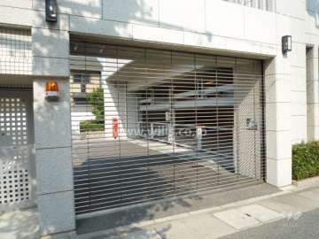 敷地内駐車場入り口（リングシャッター付き）