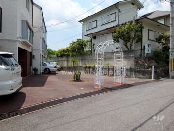 敷地入り口にアーチが設置されています。