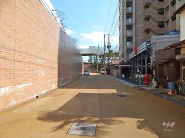 敷地北側の前面道路。道を挟んで北側には国道43号線、阪神高速3号神戸線が走っています。