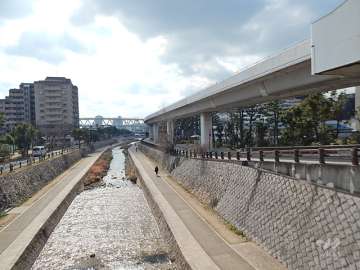 敷地の東側には住吉川が流れています。