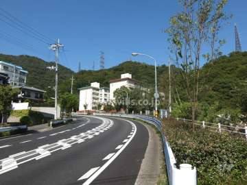 鶴甲コーポ35号館の遠景（南西側から）