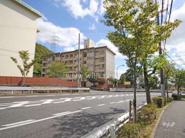 鶴甲コーポ35号館の遠景（北西側から）