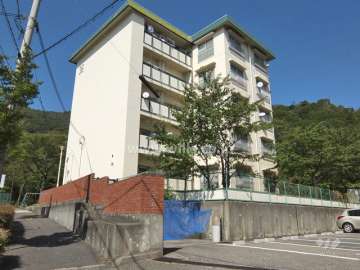 鶴甲コーポ36号館の外観（南西側から）