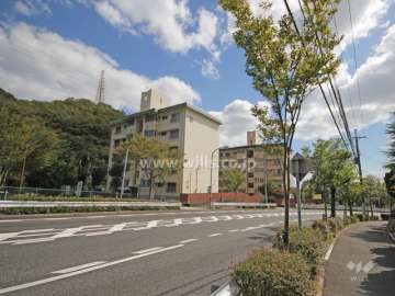 鶴甲コーポ36号館の遠景（北西側から）