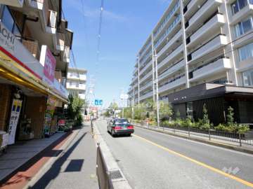敷地西側は二車線のバス通りです。