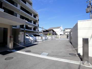 敷地内駐車場（屋外機械式）ロボットゲート付きです。