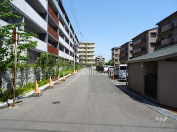 敷地南側の前面道路（西側から）