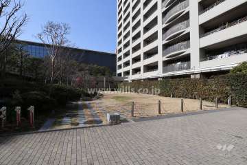 1番館の南側にある広場