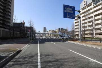 敷地北側の前面道路。歩道が整備された市道「灘浜脇浜線」です。