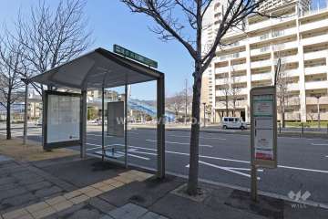 敷地北側には市バス「灘の浜西」停があります。