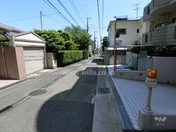 敷地東側の前面道路
