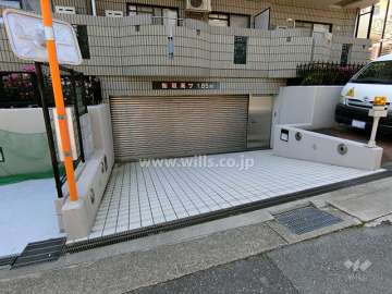 駐車場出入り口（シャッター付き）