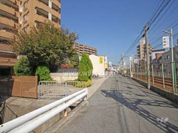 敷地南側の前面道路。道を挟んで阪急神戸線が走っています。