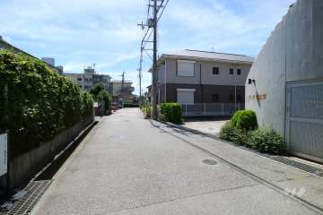 敷地南側の前面道路。この道の突き当りに『宝塚市立丸橋小学校』があります。