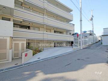 駐車場出入り口