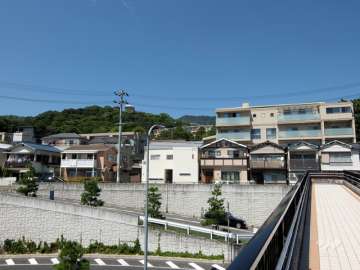 ジオグランデ御影の駅前。駅前の陸橋から。