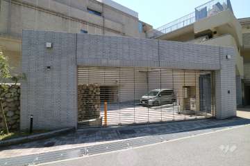 駐車場の出入り口（リングシャッター付き）
