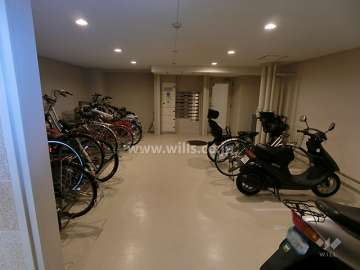 屋内に設けられた駐輪場、バイク置場