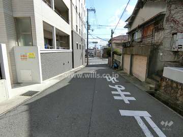 敷地西側の前面道路