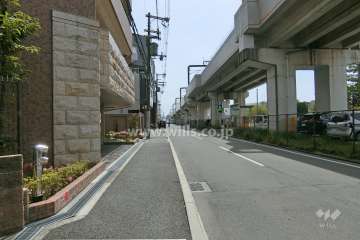 敷地南西側の前面道路。道を挟んで阪急宝塚線が走っています。
