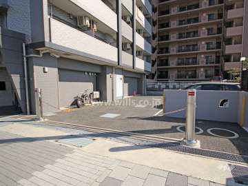 駐車場出入り口（ロボットゲート付き）