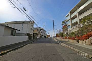敷地南東側の前面道路（北東側から）