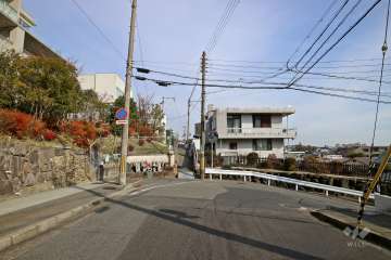 敷地南東側の前面道路（南西側から）