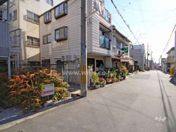 敷地西側の前面道路