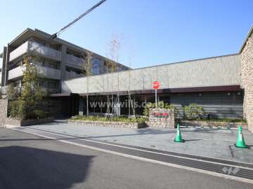 南棟と北棟との間にエントランスがあります。