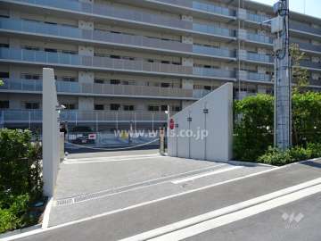 駐車場出入り口（ロボットゲート付き）