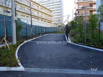 物件の西側駐車場入り口