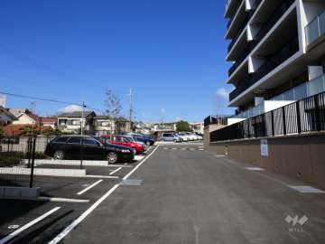 敷地内駐車場（屋外平面式）　屋外機械式もあります。