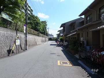 敷地北側の前面道路