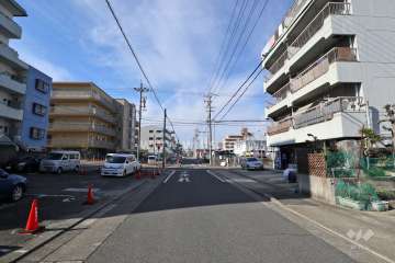 敷地南側の前面道路（東側から）