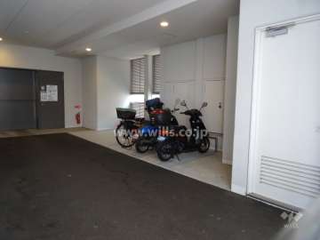 屋内に設けられたバイク置場