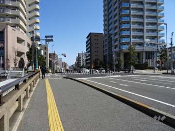 敷地北側の前面道路。国道2号線が走っています。