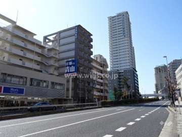プラウドタワー住吉の遠景。周辺は住宅の他、店舗や事務所などが混在しています。