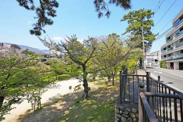西側を夙川が流れています。
