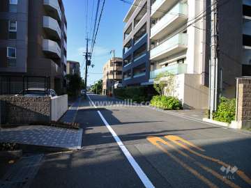 敷地東側の前面道路（北側から）