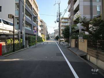 敷地東側の前面道路（南側から）