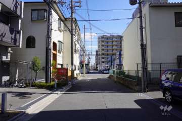 敷地南側の前面道路（西側から）