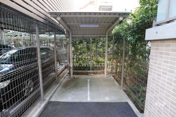 エントランスはオートロック付きです。